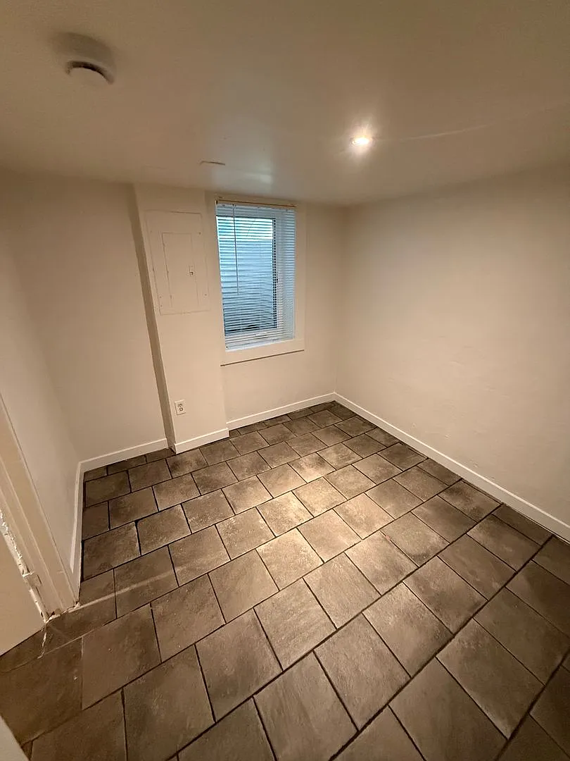 2 Bedroom 1 Bathroom Garden Level Apartment in heart of Denver! — Photo 4
