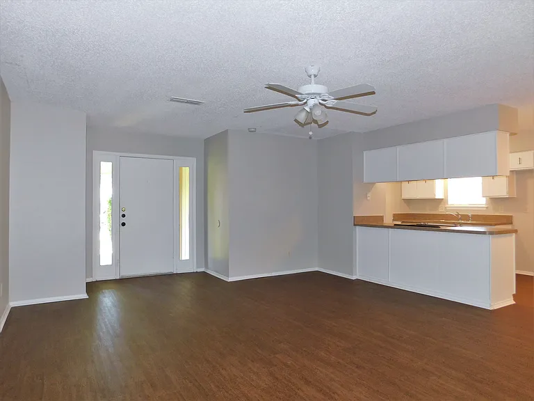 1401 Noble St — Photo 8