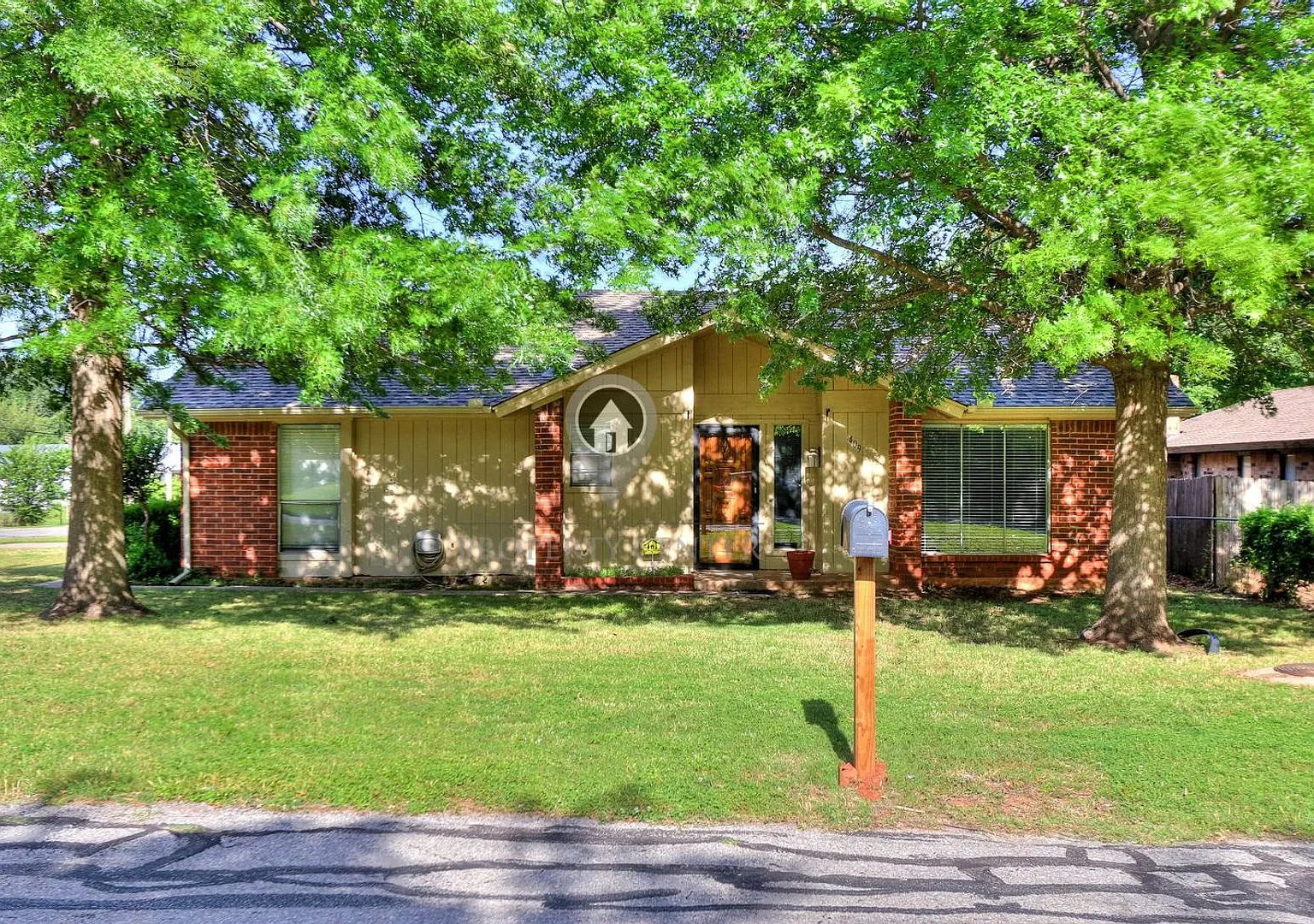 Charming 2-Bedroom, 2-Bath Home on a Spacious Corner Lot in Midwest City! — Photo 1