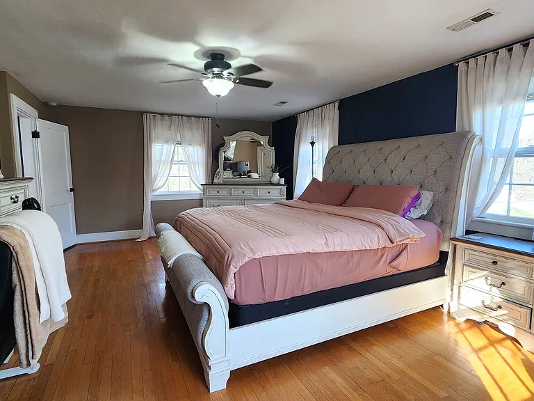 300 Russell St — Photo 17