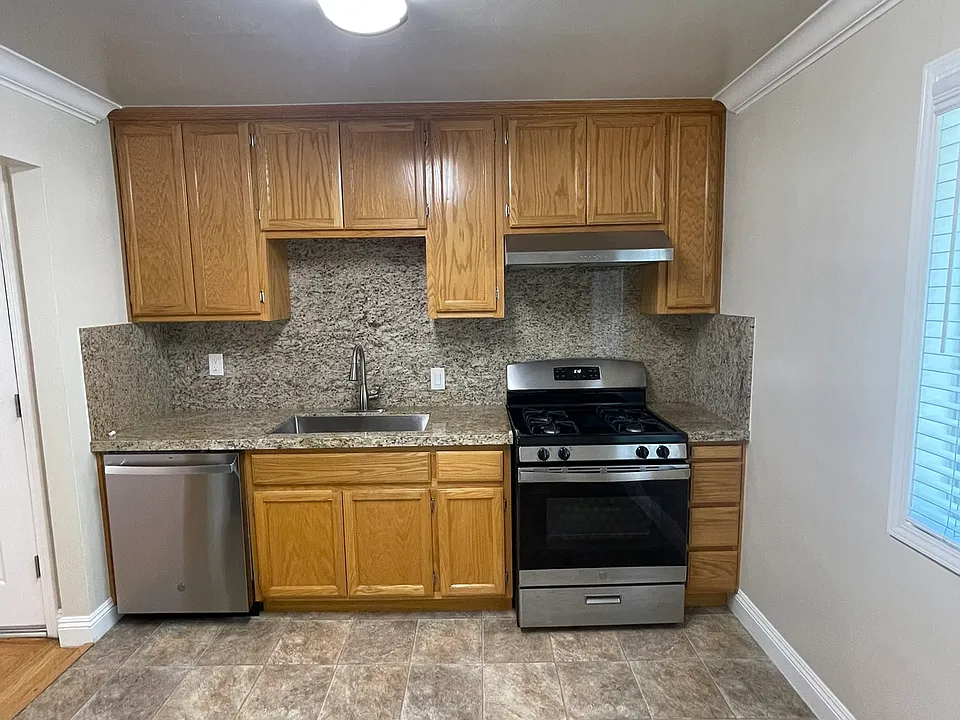 2422 V St #4