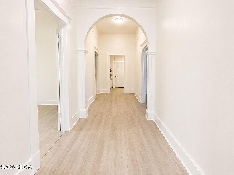 4th image of 2711 Roy St