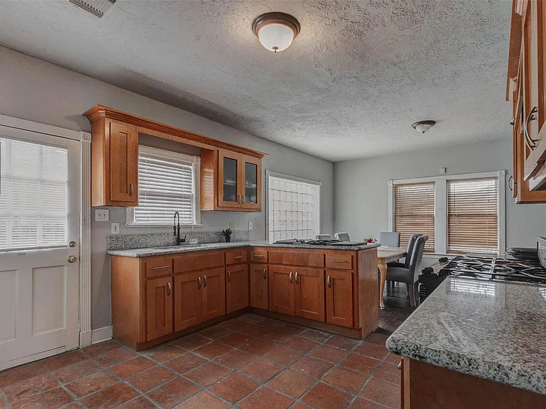 2410 Cleburne St — Photo 12