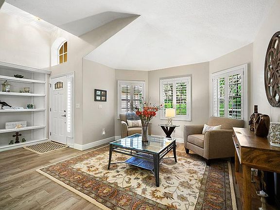 5th image of 2201 Green Oaks Ln