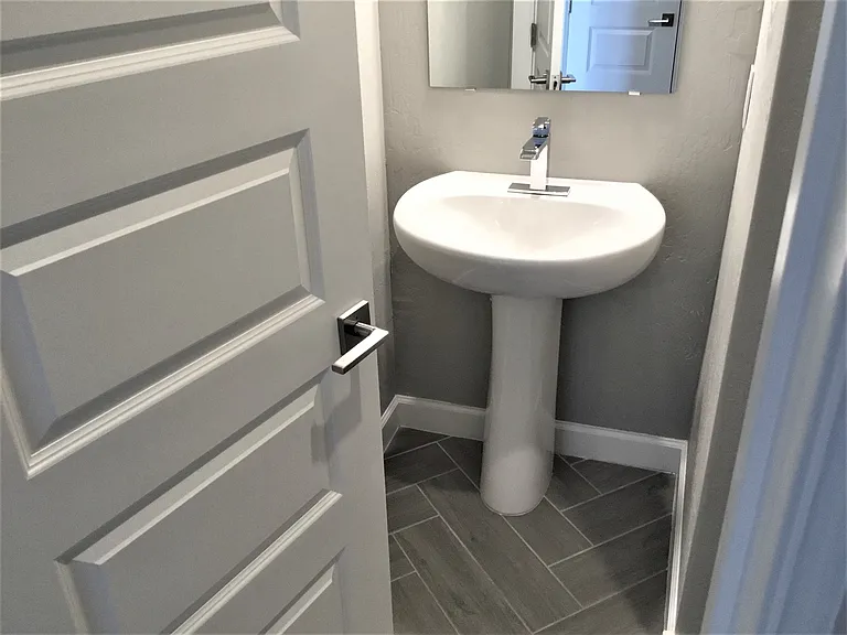 2406 Lynn Rd SE — Photo 8