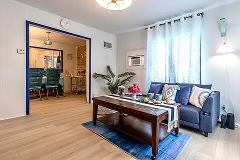 3 bed, 970 sqft, $1,300 — Photo 2