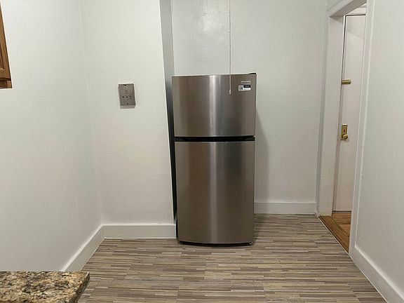 3rd image of 967 Sherman Ave #5S