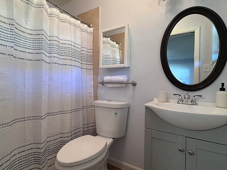 2563 NE Palm Ave — Photo 8