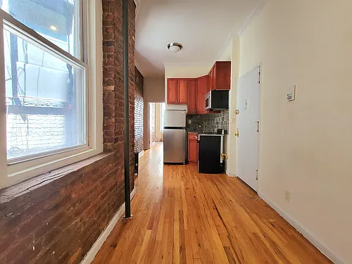 126 E 4th St Photo 1