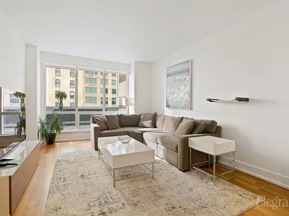 350 W 42nd St APT 4E, New York, NY 10036