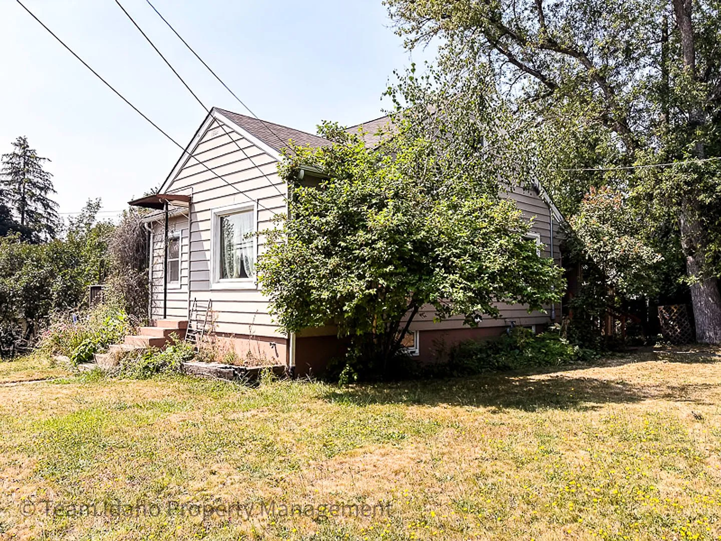 Darling Single Family Home on a Large Corner Lot — Photo 2