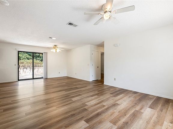 3rd image of 4 Oak Knoll Ln