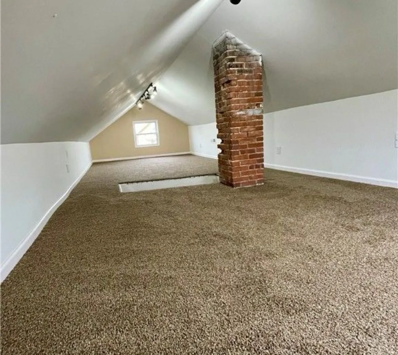 1336 Wellesley Ave — Photo 2