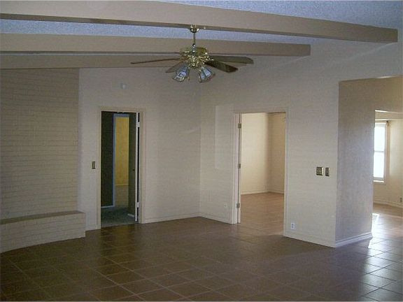 4th image of 2912 Deering Dr