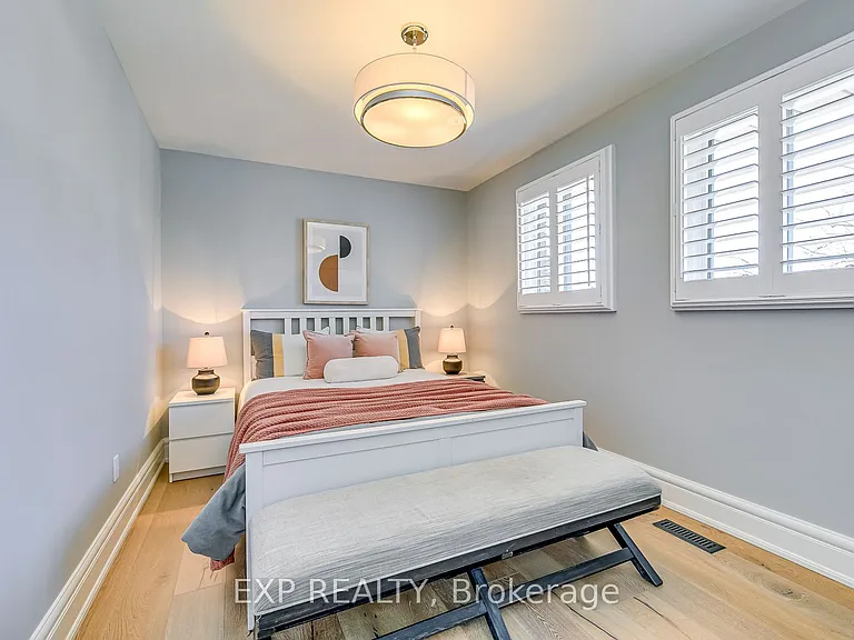 322 Mary St — Photo 36