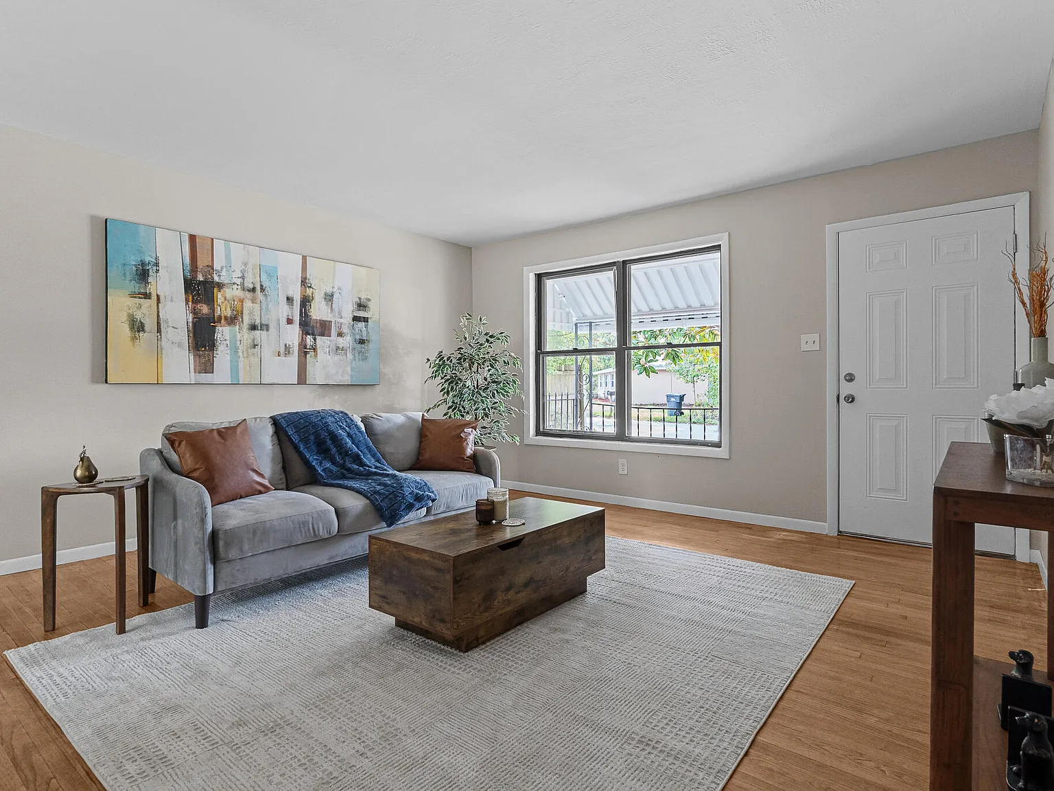 4 bed, 1.5 bath, 1325 sqft, $1,615 — Photo 3
