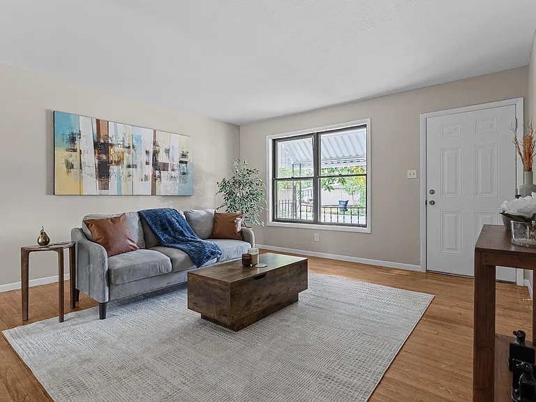 1426 Springview Dr — Photo 3