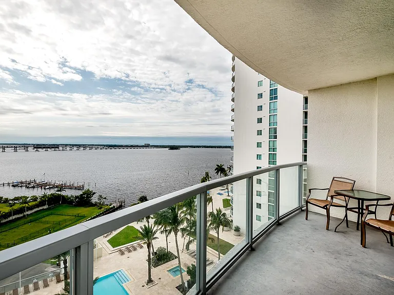 3001 Oasis Grand Blvd — Photo 12