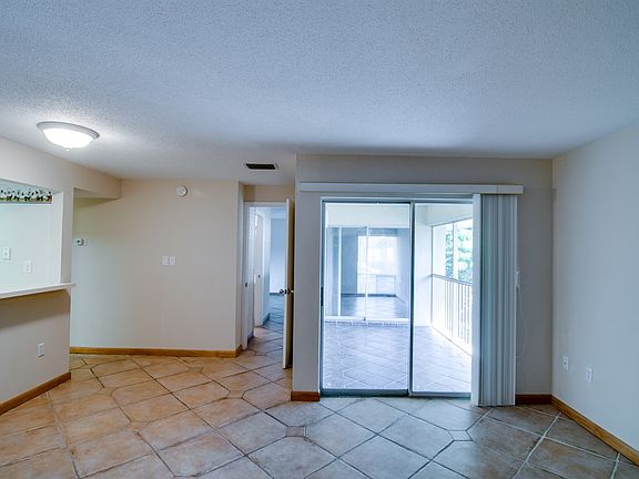 4th image of 2121 Wood St #203A