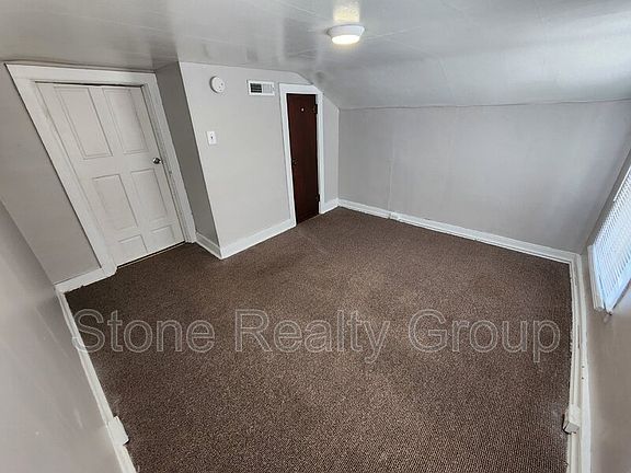 5th image of 662 Oak St