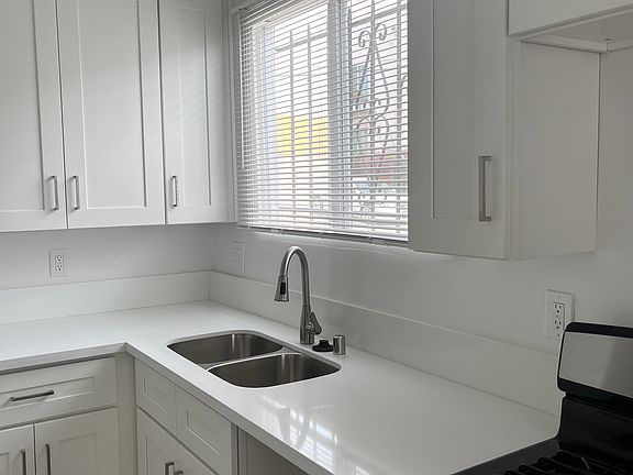 4th image of 6950 Glasgow Ave