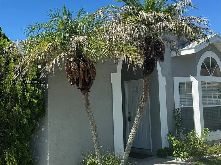 2399 Harbor Town Dr — Photo 3