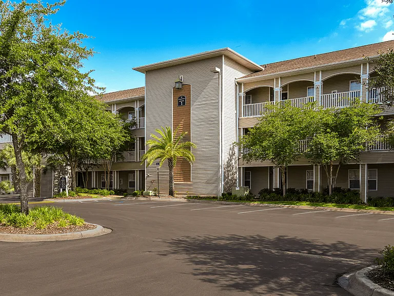 Pinnacle Pointe Apartments — Photo 35