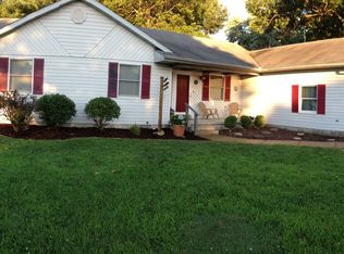 408 Sherwood Ln, Salem, IL 62881