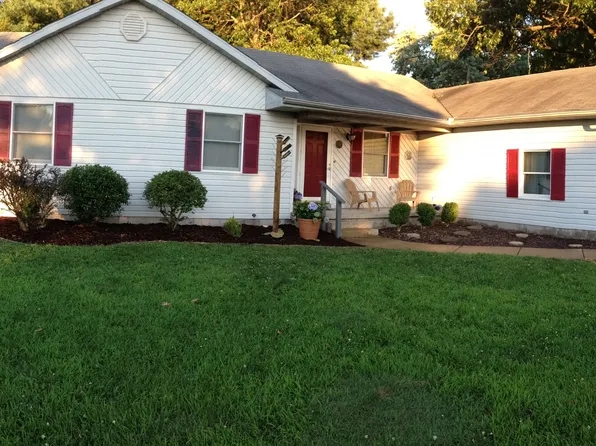 408 Sherwood Ln, Salem, IL 62881