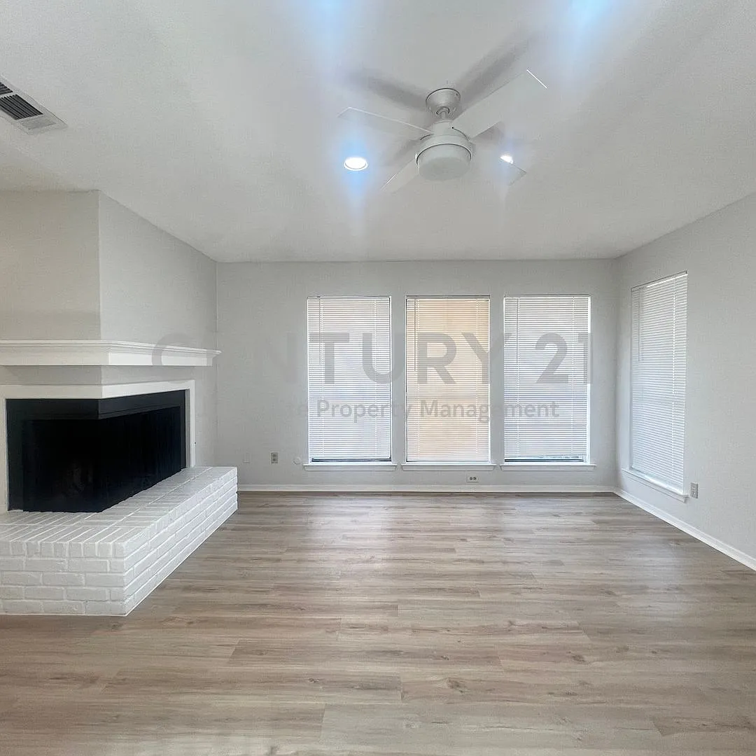 Well Maintained 3/2/2 Duplex Ready For Rent! — Photo 3