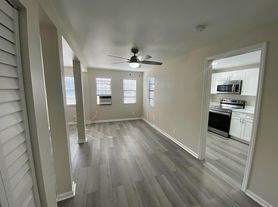11 N Lakeside Dr