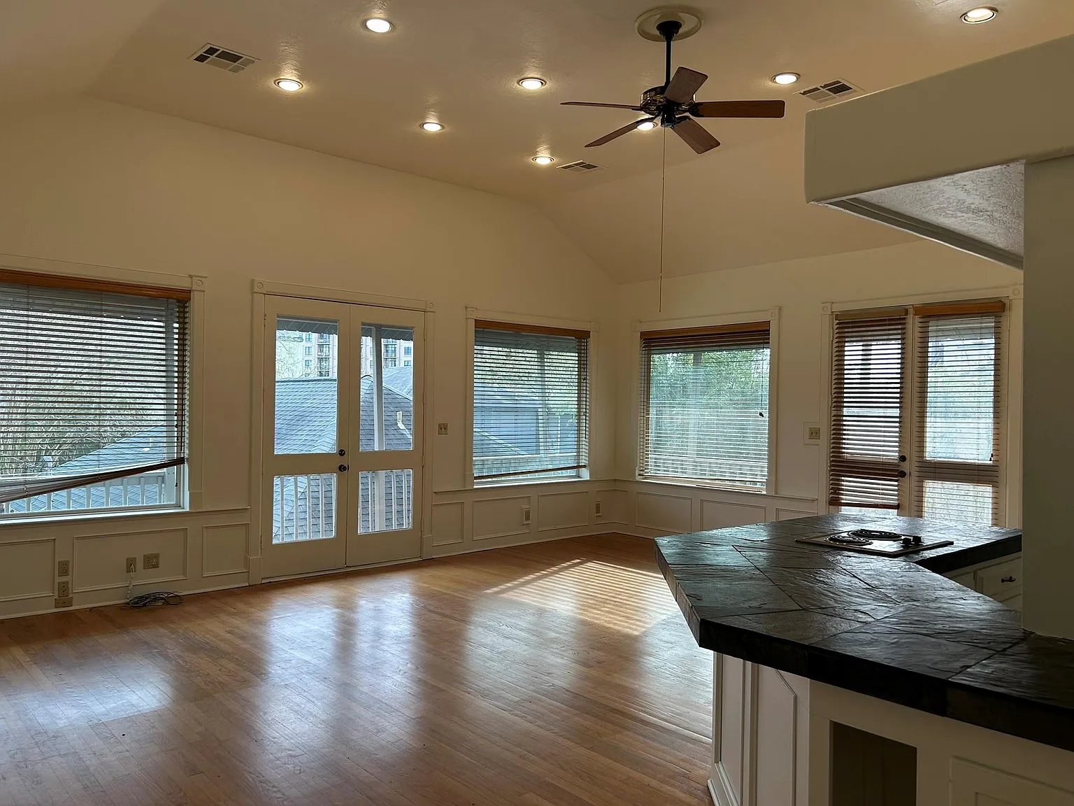 1 bed, 1.0 bath, 689 sqft, $1,550 — Photo 4