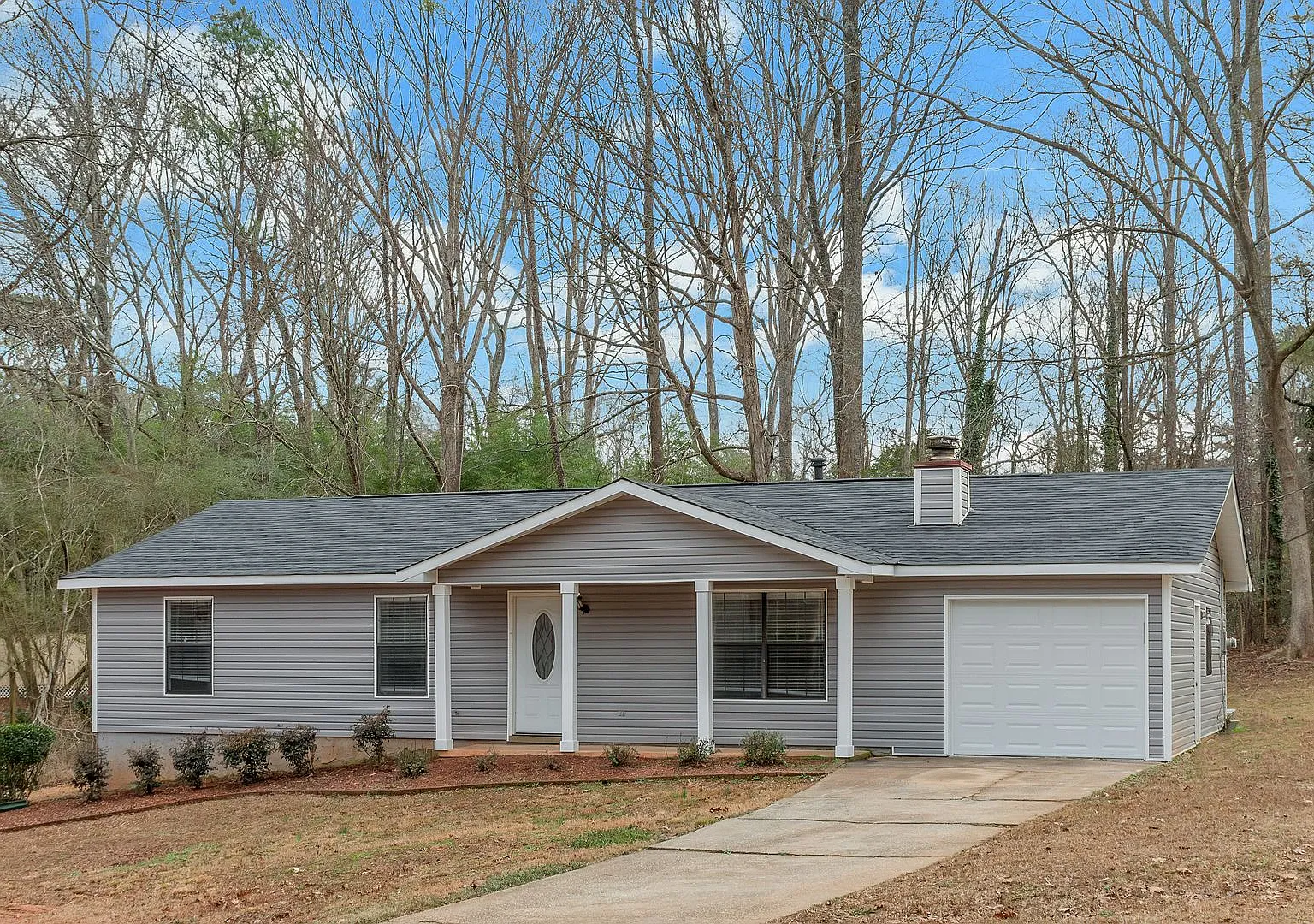 Charming 4-Bedroom 3bath Home with Spacious Backyard in Stockbridge! — Photo 3