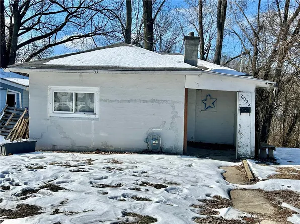 2022 Country Club Dr, Alton, IL 62002