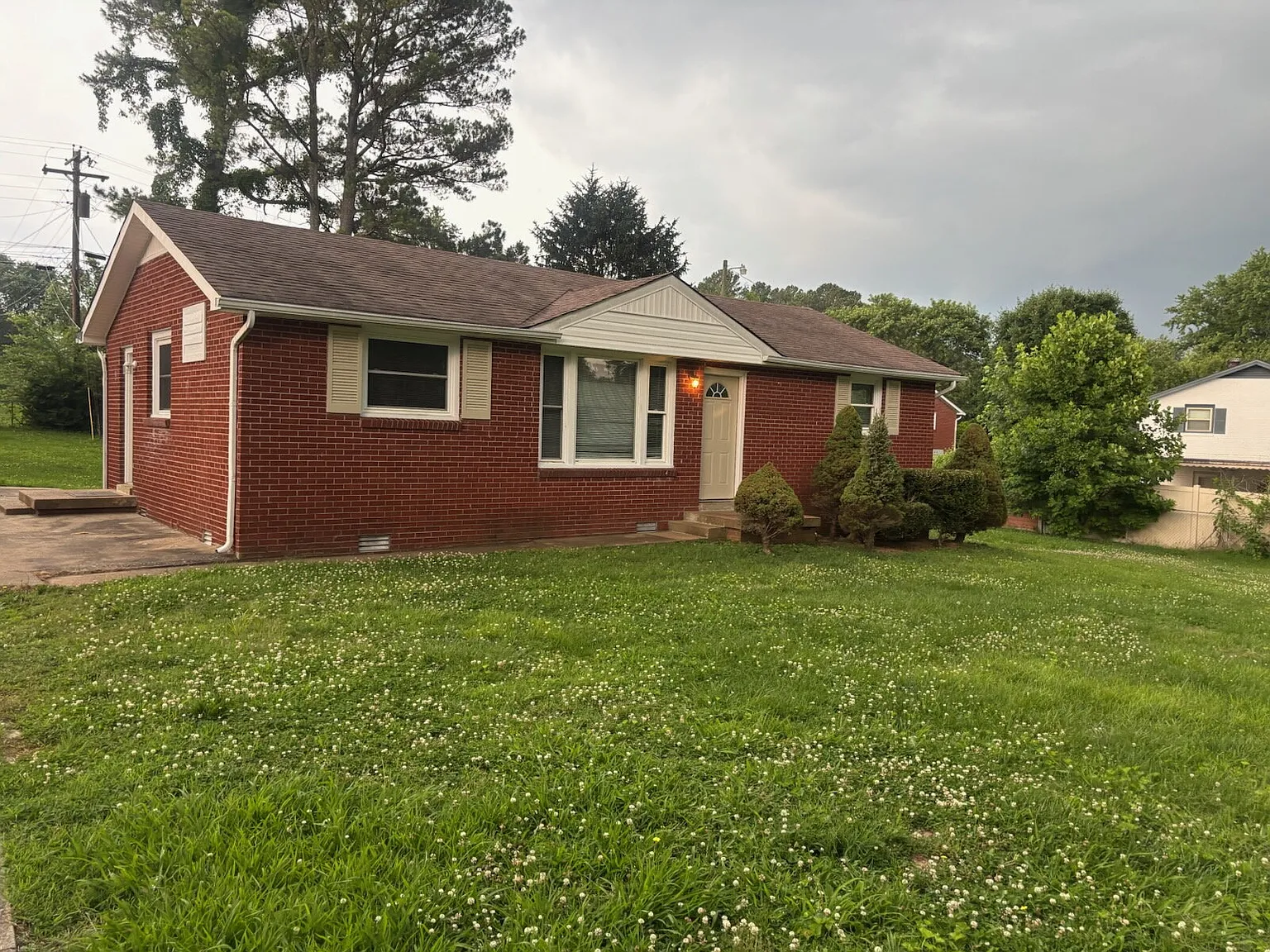 3 bed, 1.0 bath, 1114 sqft, $1,225 — Photo 1