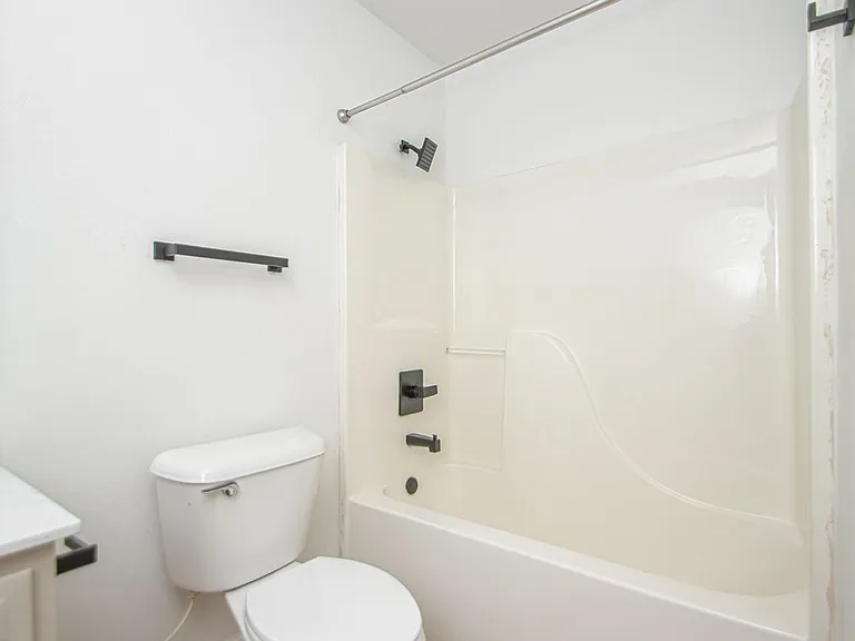 315 Autumn Dr — Photo 17