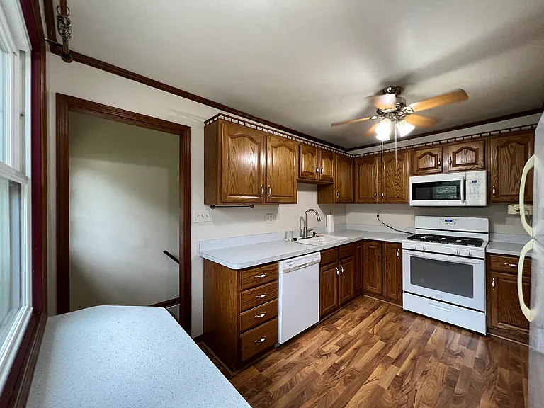 908 Jackson Ave — Photo 8