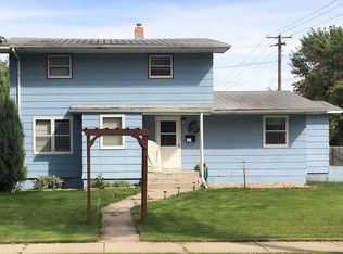 719 8th St NE, Devils Lake, ND 58301
