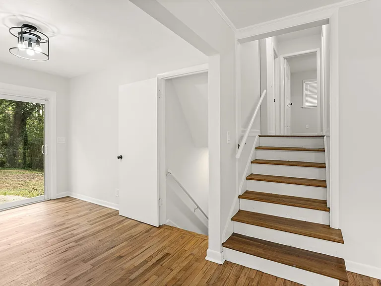 1325 Sharon Rd — Photo 4