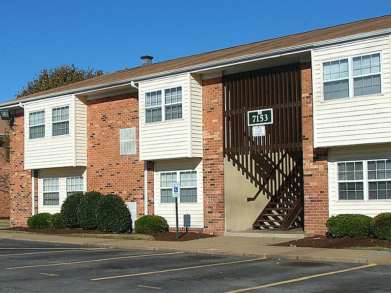 Berkley Square Apartments — Photo 4