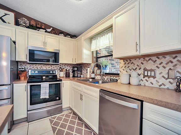 4th image of 2609 Manorwood Dr