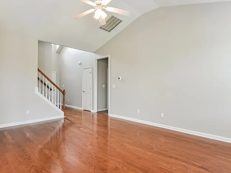 607 Bellefont Ct — Photo 3