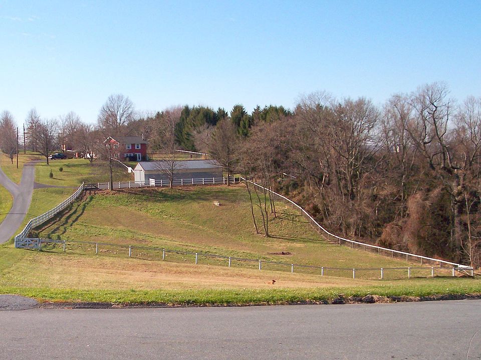 2.67 Ac 2600 ft Home, 2000 ft Pole Barn w 4 Stalls 