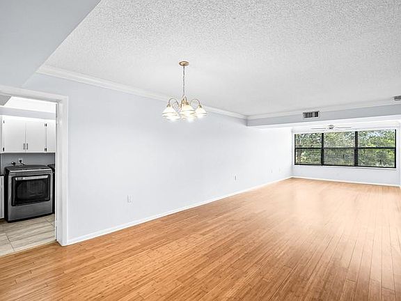 5th image of 6109 Balboa Circle #304