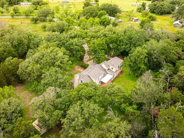 272 Old Coach Ln, Elgin, TX 78621