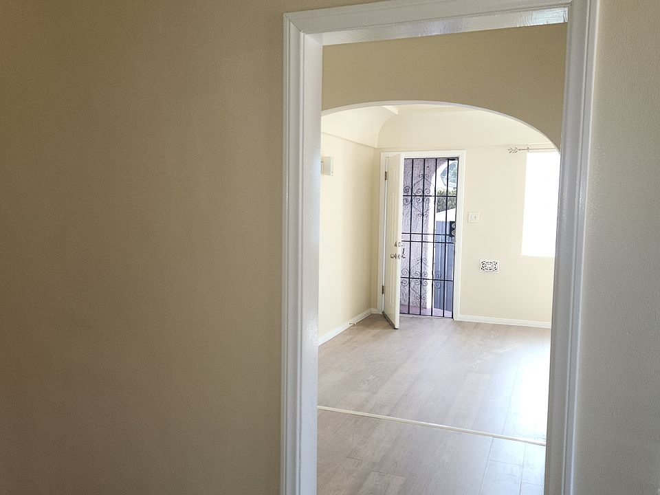 1st image of 633 W 111th Pl