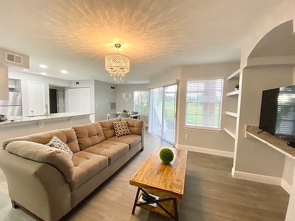 3rd image of 7370 Westpointe Blvd #414