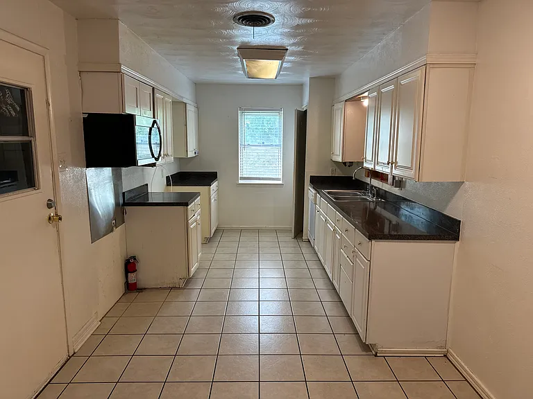 105 E Woodbury Dr — Photo 3