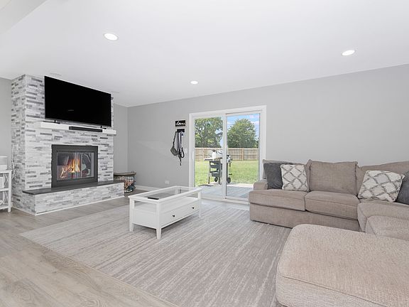 3rd image of 128 Farm Gate Ln