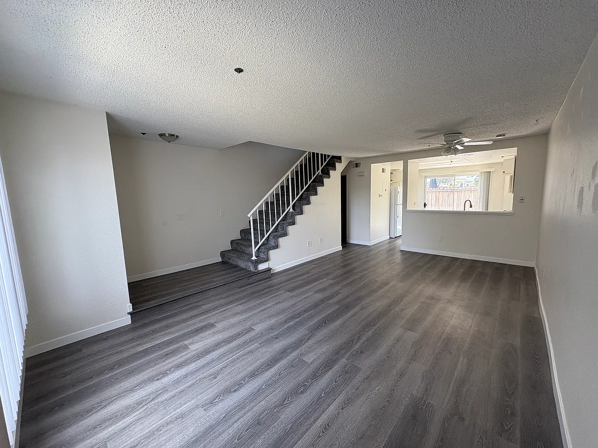 Building Photo - 2225 Canyon Dr #E